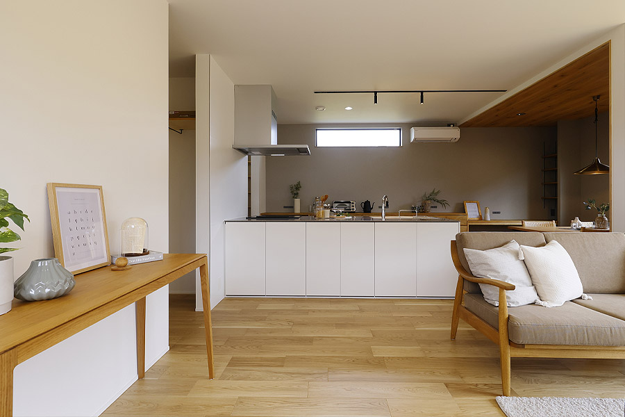 家族の様子が見渡せるキッチン