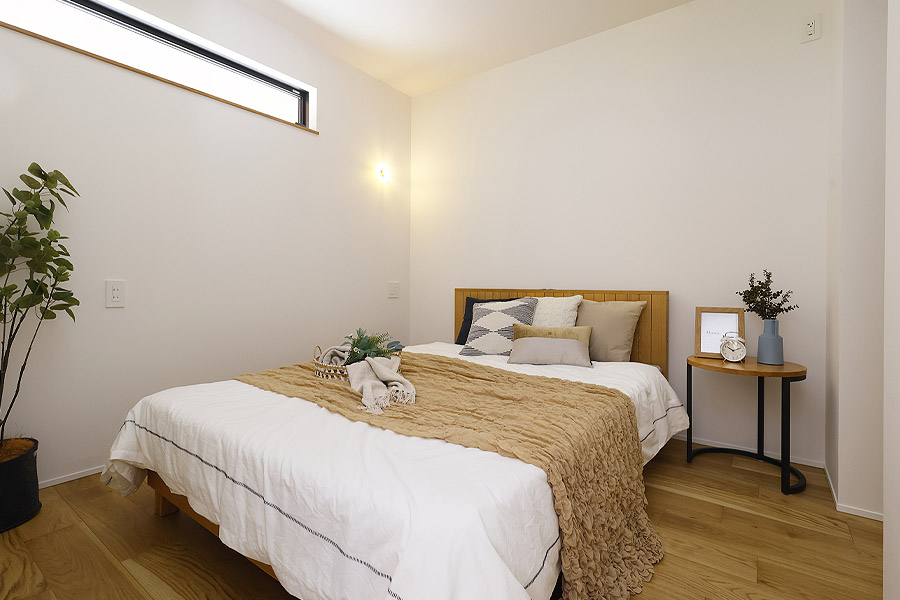 朝日が差し込む寝室