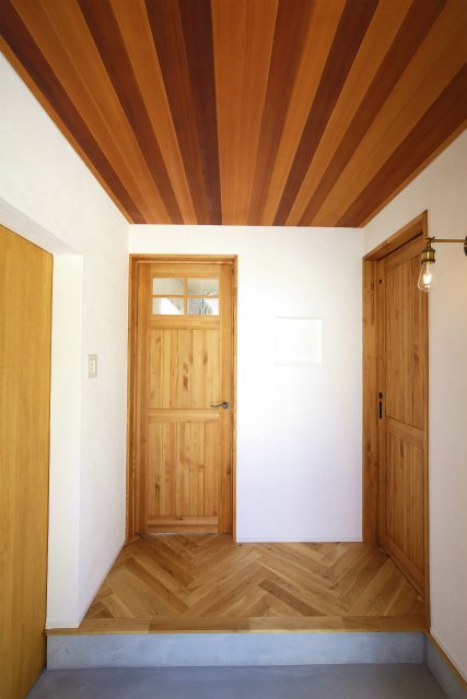 玄関を彩るヘリンボーンの床