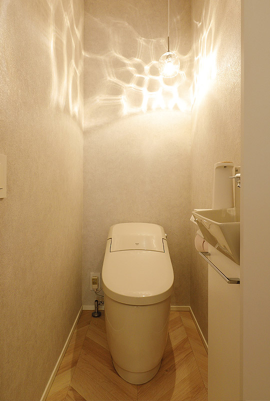 お気に入りの照明がおしゃれなトイレ