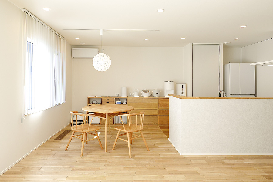白x木のシンプルで暖かみのあるダイニングキッチン